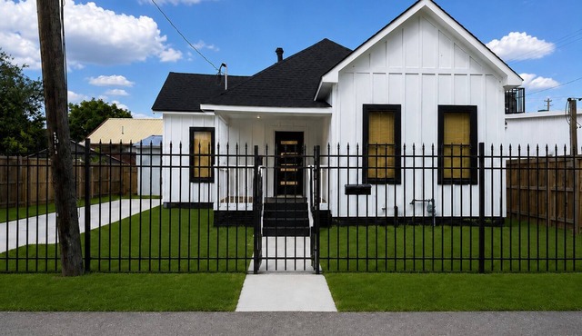 PRIVATE GATED 2BR Home Steps 2 MetroRail & Minutes to Downtown, MedCenter, &FIFA