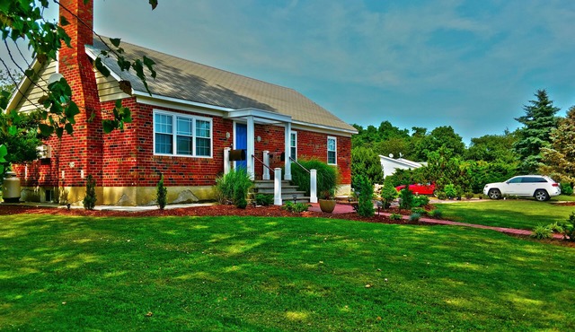 Private Getaway - corner Home with rights to private beach - Tip of North Fork