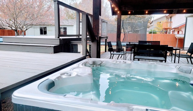 Private Getaway-Pool-Hot Tub-Playset-Entertainment Deck-Blackstone-4b/3b Sleep12