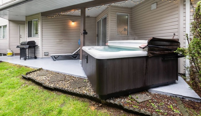 Private guest room with hot tub and full gym in Abbotsford