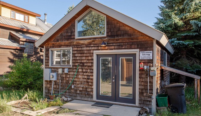 Private guesthouse on elk!