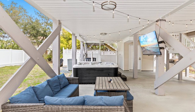 Private Heated Pool, Hot Tub, 1-min Walk to Beach, Pet Friendly, King Bed