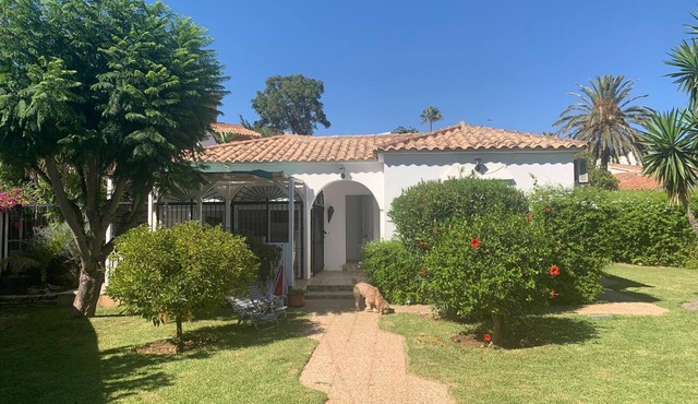 Private heated pool and garden. 2 min walk to beach. Fast EV charger Oct 24.