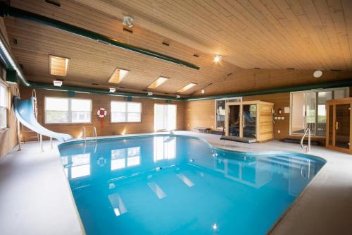 Private Heated Pool House with Sauna CL