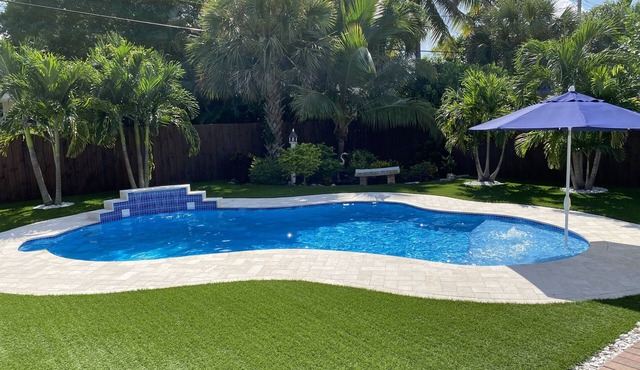 Private Heated Pool, Less than 10 Minutes to Beach and Downtown West Palm Beach!
