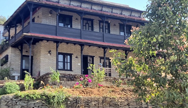 Private Hillside Retreat near Peace Pagoda. Views, terrace and garden office.