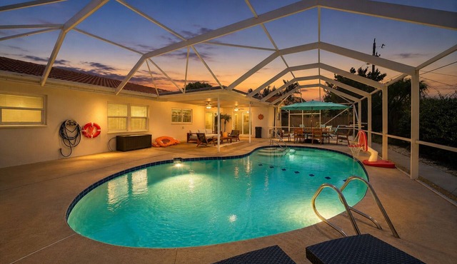 Private House - Pool, Firepit, Pet Friendly, Walk to Beach, FREE EV Charger