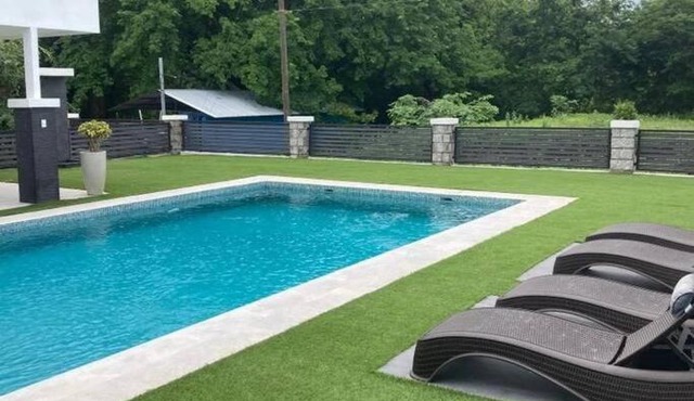 Private house with pool.10 min walk to Penca beach