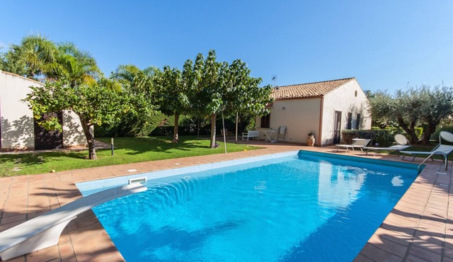 Private house with pool, garden, at the sea, quiet location, WiFi, aircon, 7 pers