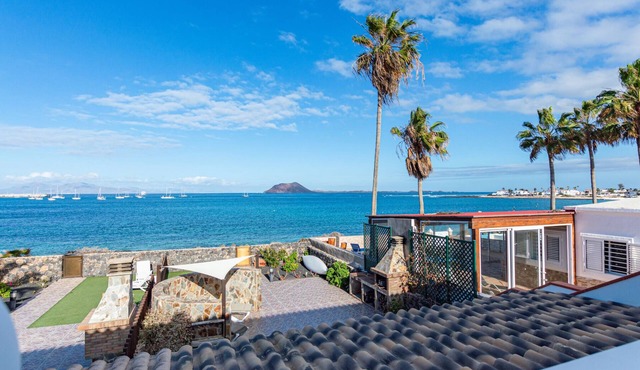 Private, independent villa on the front line, terrace and tranquility