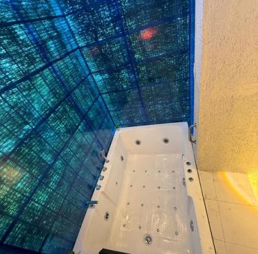 Private Jacuzzi & Luxury stay with personal garden & projector