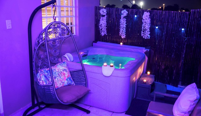 Private Jacuzzi Oasis with Mountain Views. FREE Parking and Laundry