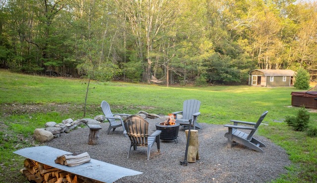 Private Kerhonkson cottage on 3 acres with hot tub, pure coziness.