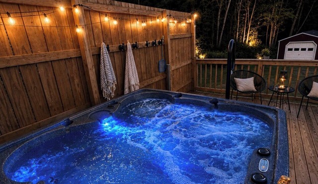 Private Lake view Cabin with Hot Tub, Fireplaces