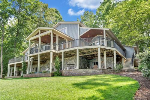 Private Lakefront Oasis - 5 Bedroom, Private Dock, & Firepit