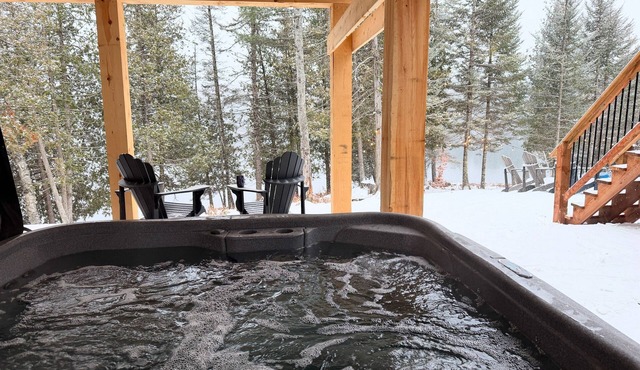 Private lakefront retreat with Hot Tub, Kayaks, and sunset views