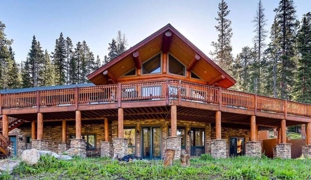 Private lodge with STEAM ROOM, huge deck, Mountain Views!