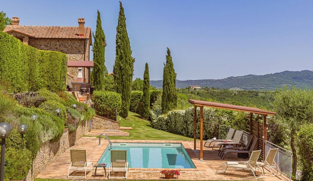 PRIVATE LUXURY VILLA WITH HEATED SWIMMING POOL AND JACUZZI