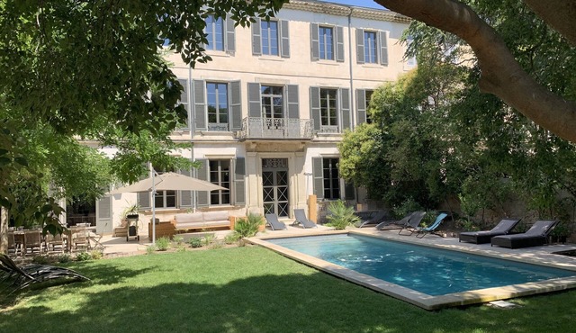 Private mansion with bucolic garden in the heart of the city.