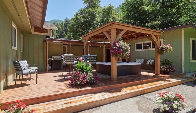 Private Master Suite~ 3 king beds, Hike off the property *NEW HOT TUB