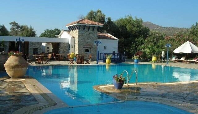 Private Mediterranean Villa - stylish and spacious with gardens and pool