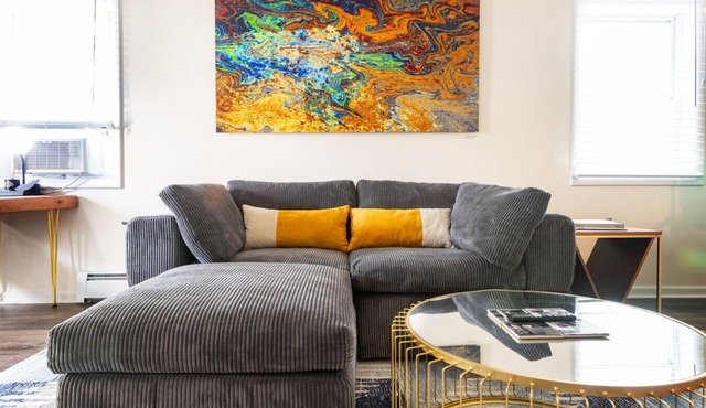 Private Modern 3 Bed Apt Close to Downtown- 1st Flr