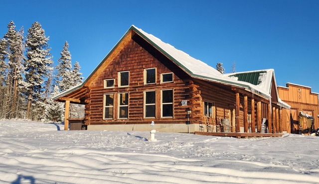 Private mountain paradise! sleeps 8! snowmobiling, skiing, fireplace, hot tub!
