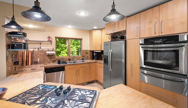 Private Mountain Retreat near Breweries and Wineries