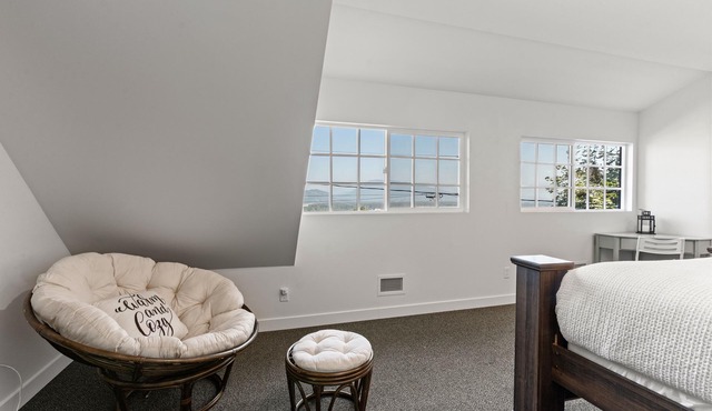 Private Mountainside Home - close to hiking trails and rivers.