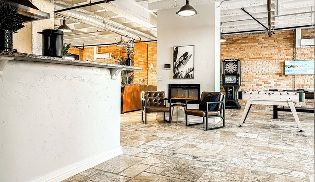 Private North Penthouse w/Arcade Games,Tanning&Redlight Beds