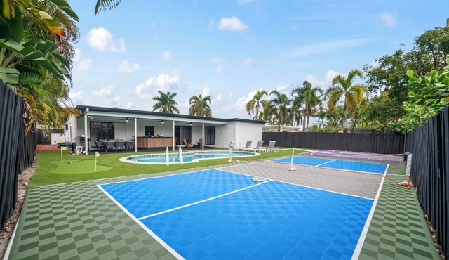 Private Oasis w/Pool, Mini Golf & Sports Court