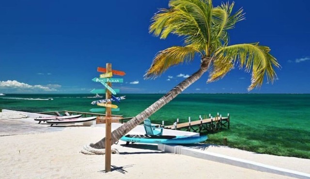 Private Oceanfront, beach, dock and Hottub