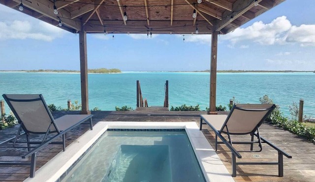 Private oceanfront home, 10 min drive to sandy beach Beautiful SerenityBlu