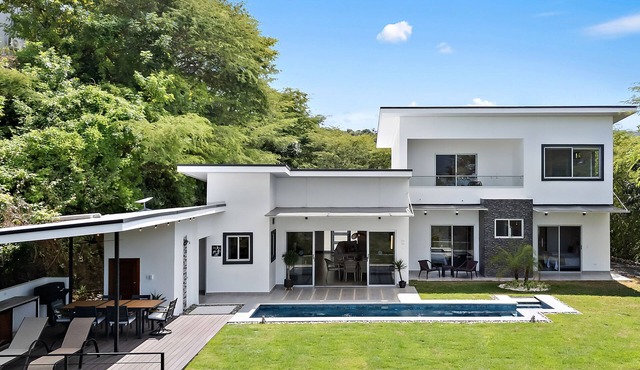 Private Paradise: Ocean Views & Pool Hideaway in Playas del Coco