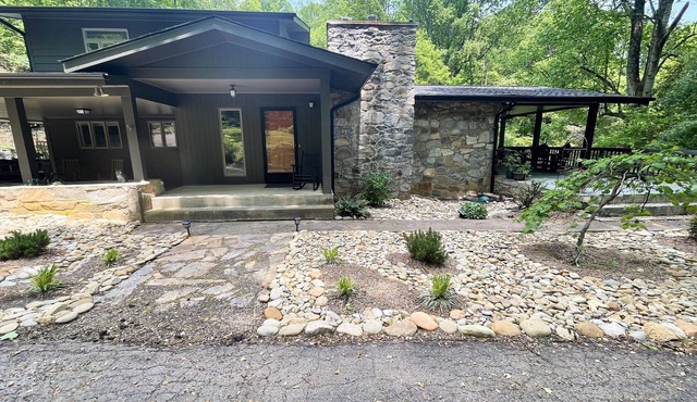 Private, Peaceful Mountain Getaway next to a mini farm! Blue Rdge Pkwy close by