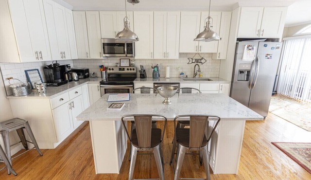 Private & Peaceful Renovated Skaneateles Lake Cottage- 200' private lakefront