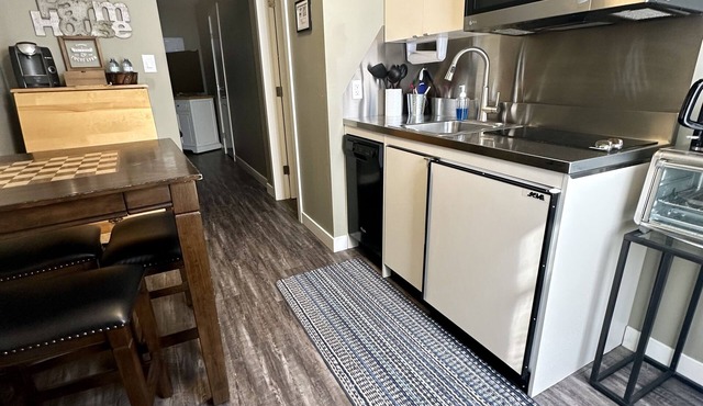 Private/Pet-friendly Farmhouse Themed Suite with Kitchenette!