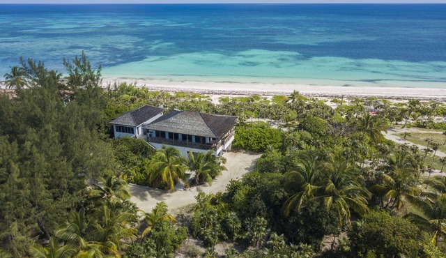 PRIVATE PINK SAND BEACH Luxury, Beachfront 3 acre Estate 70ft Dock BonefishFlats