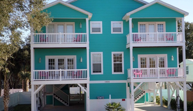 -PRIVATE POOL-1 BLK TO BEACH-OUTDOOR DINING/KITCHEN-PET & FAMILY FRIENDLY!