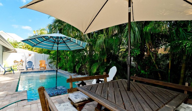 Private pool, 3 bedroom on Anna Maria Island, only minutes to the beach!