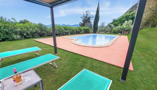 Private Pool, 4 poster, US style fridge, ping pong, electric car charging point