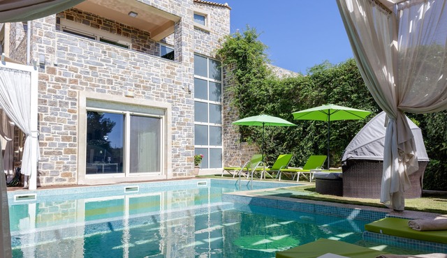 Private Pool, Accessible with 2km to the Beach!