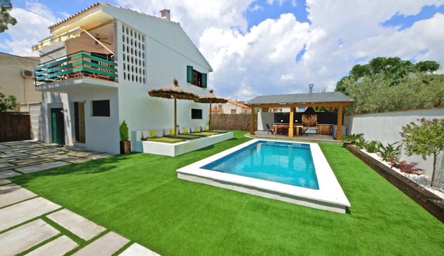 Private pool, barbecue and right beside the best sandy beach.
