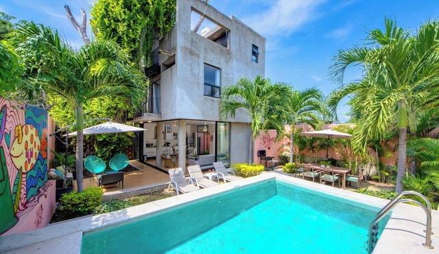 Private Pool, BBQ Terrace & Family Retreat in Manzanillo – Casa del Árbol