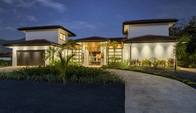 Private Pool, Beach club access, Large Modern luxury home, 7 Bedrooms