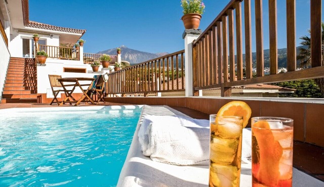 Private: pool&lounge area, terrace with views [H]