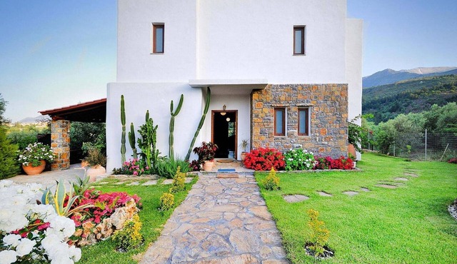 Private Pool & Garden Villa for 6