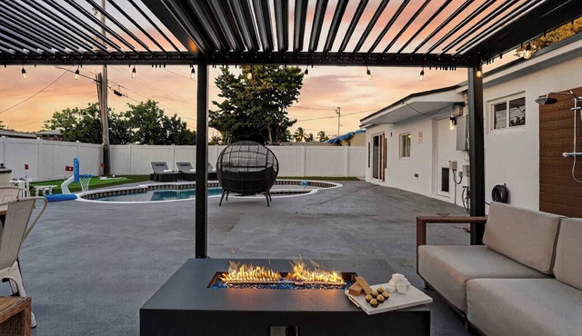 Private Pool, Giant Chess, Golf, Games by Ventur