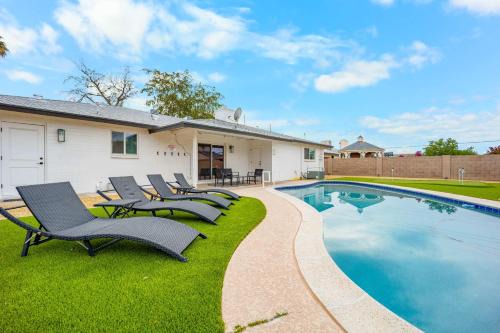 Private Pool Haven Backyard & Putting Green