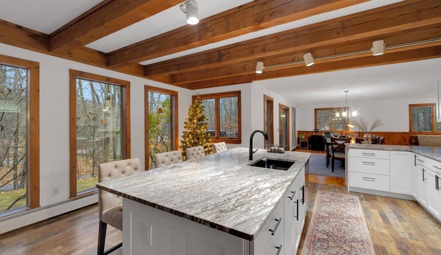 Private Pool & Hot tub! Minutes to Sebago Lake! Nature! Perfect all year-round.